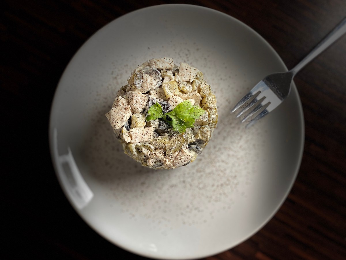 Salata de pui, masline si castraveti&nbsp;murati